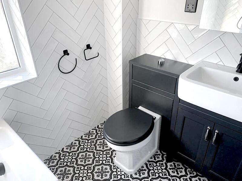 Beautiful porcelain vanity basin paired with matte black tap and toilet seat for perfect contrast.