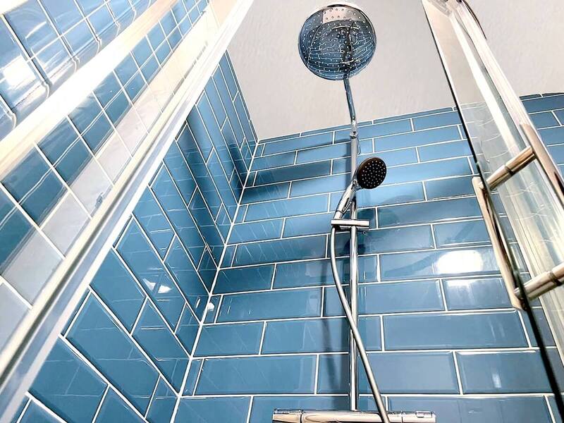 Transform your bathroom into a modern oasis with our stunning blue staggered tiling design. The bold yet soothing blue color is sure to impress and adds a unique touch to your bathroom. 